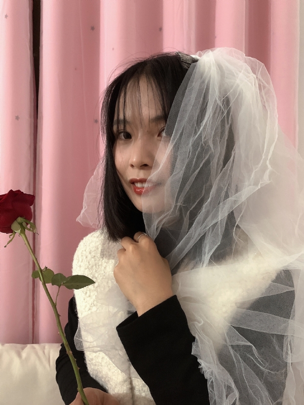 持紫菜包饭的女孩的第一张照片--建宁相亲网